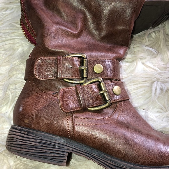 Woman’s Boots - Picture 3 of 4